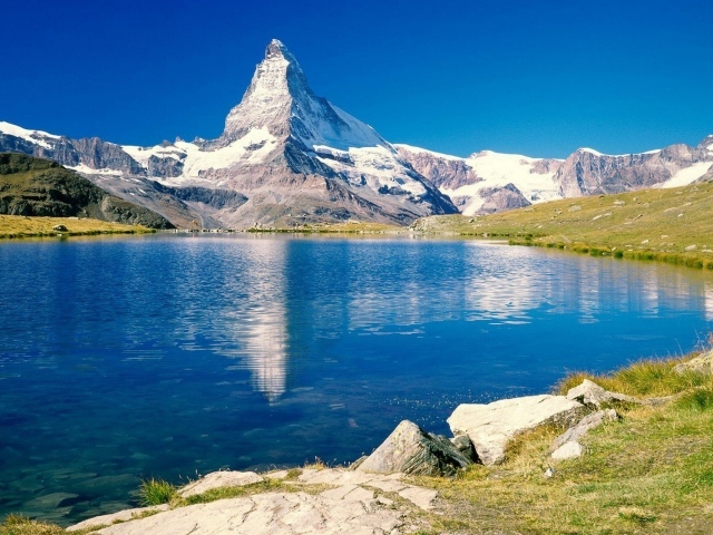 Заснеженная скала на берегу озера