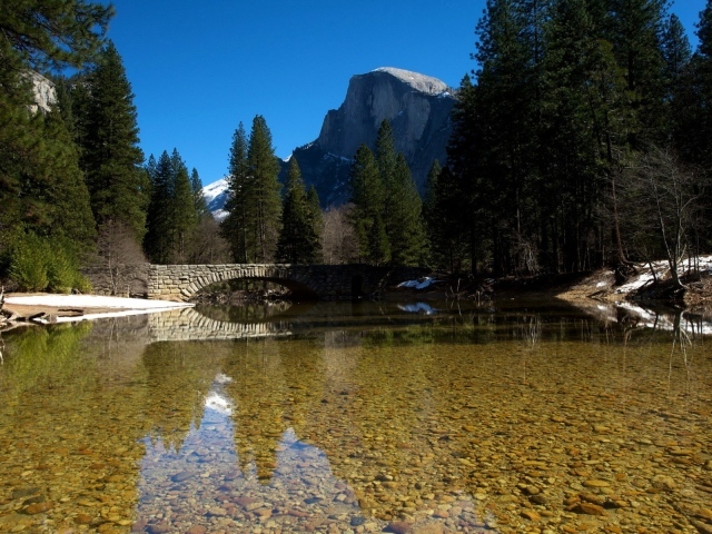 Каменный мост через реку