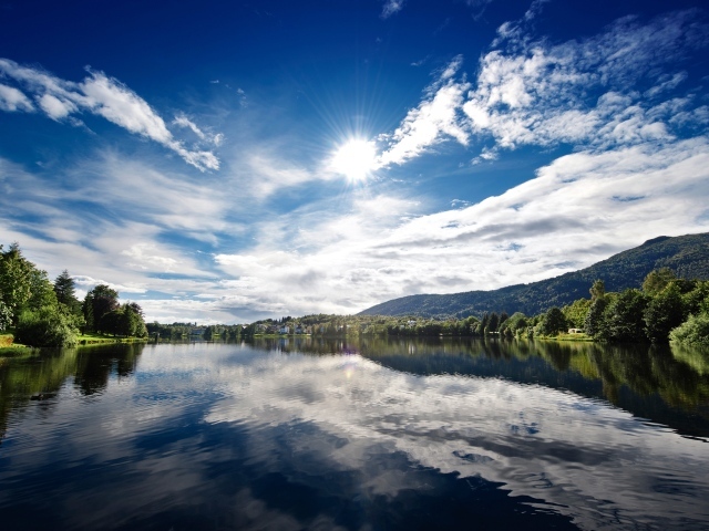 Солнечный день над озером