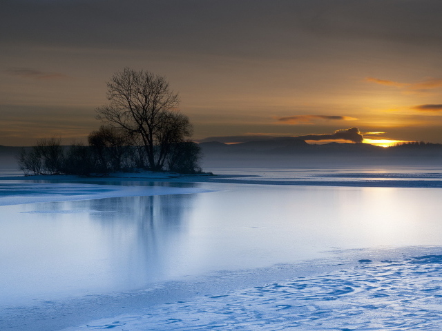 Закат над голубым озером