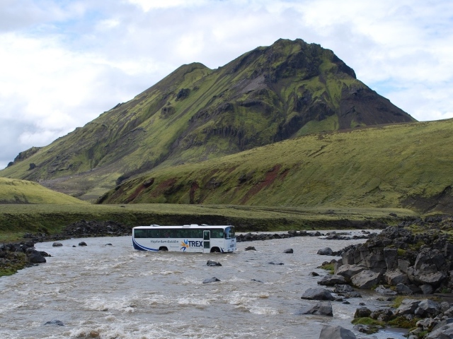 Автобус переезжает реку