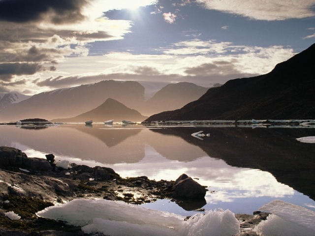 Лед на берегу горного озера