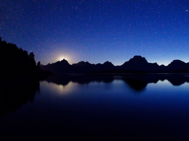 Ночное небо над озером