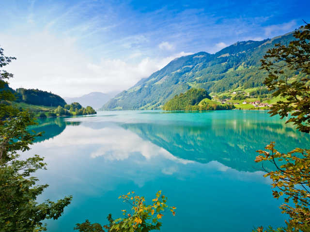 Бирюзовое озеро в горах