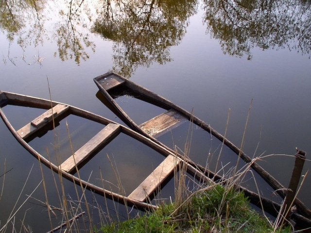 Утонувшие лодки на озере