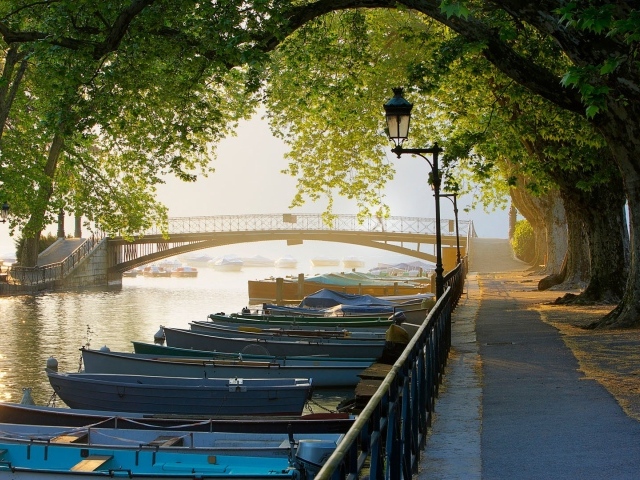 Парк на берегу реки