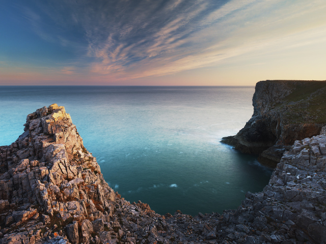 Красивый скалистый берег