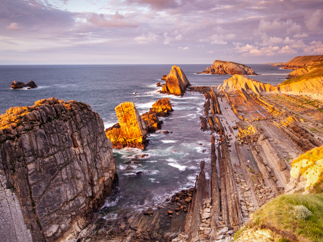 Бесконечное море и скалы