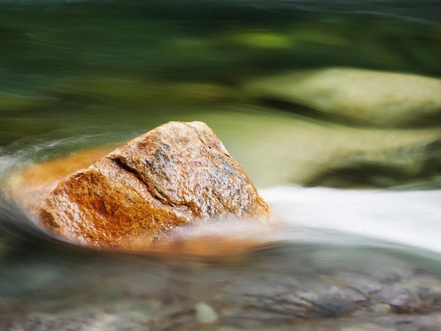 Камень и вода
