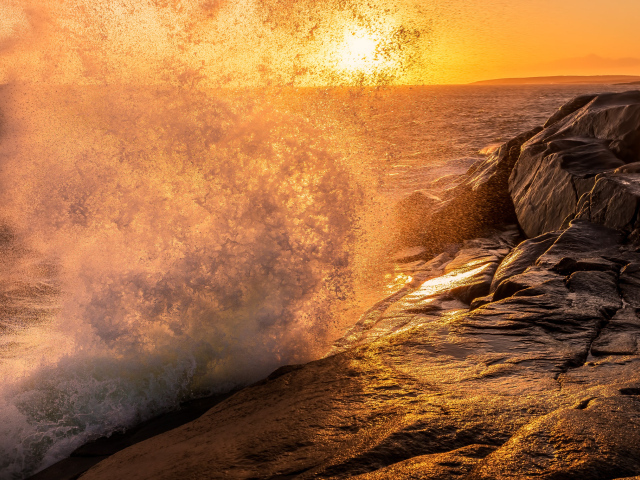 Морской прибой у берега