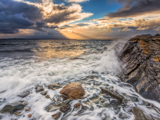 Волны бьются о скалы