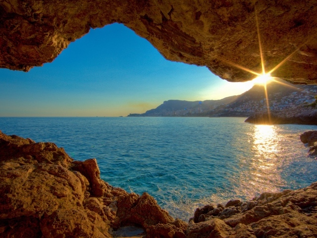 Вид на море из пещеры