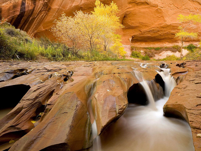 Размытые водой камни