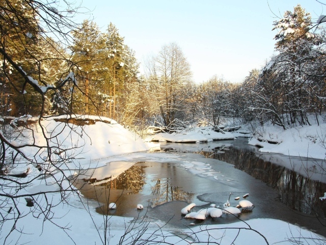 Весенняя река в снегу