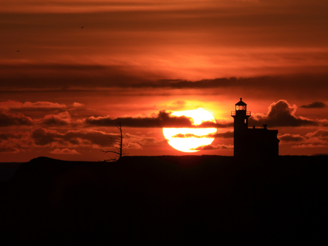Маяк на фоне заката в США