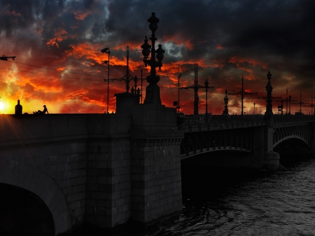 Красный закат за мостом