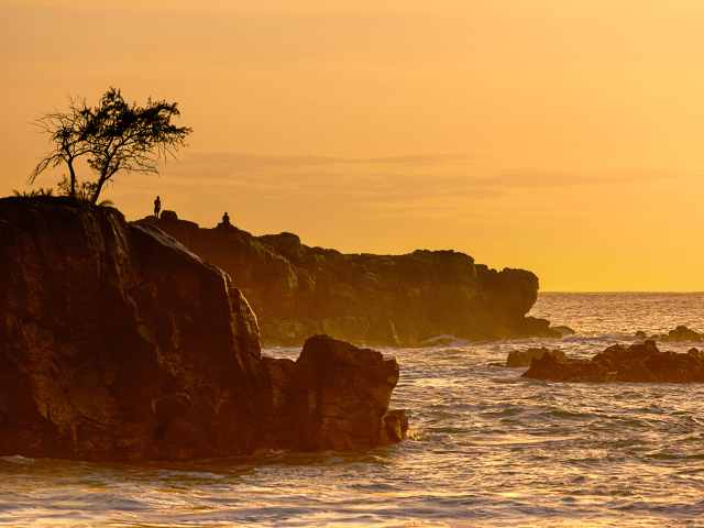 Скалы и красивый закат