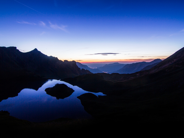 Солнце прячется на горизонте