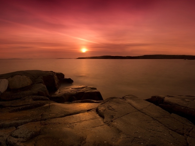 Закат на каменном берегу