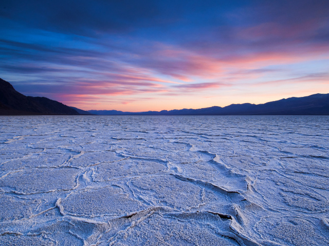Закат над высохшим озером