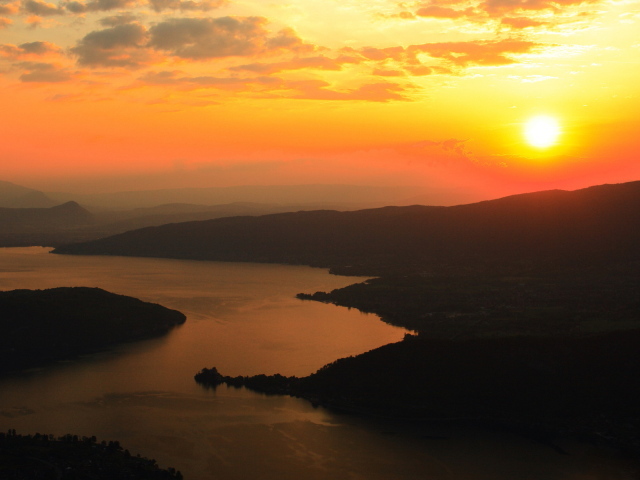 Закат над извилистой рекой
