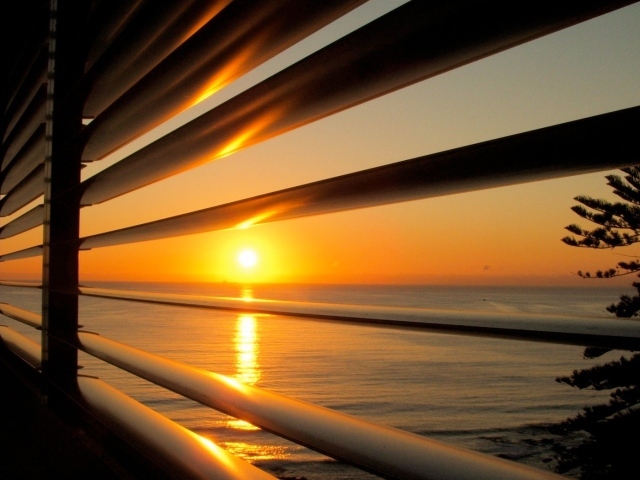 Вид на закат через жалюзи