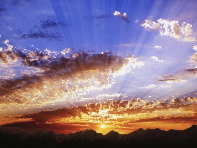 Лучи на небе от заката