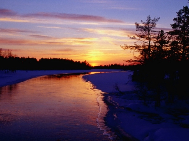 Закат над замерзающей рекой