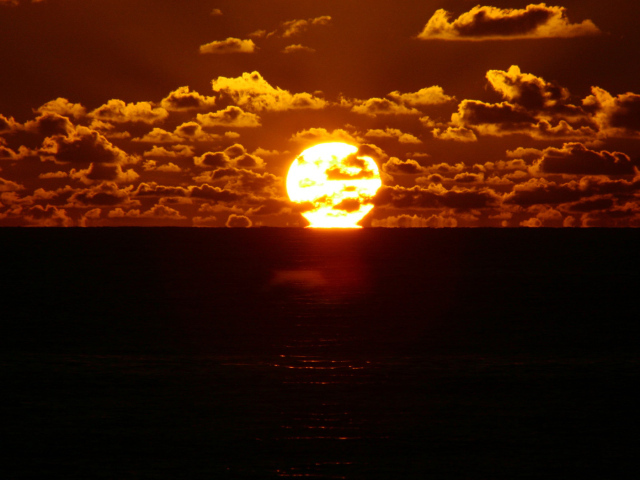 Солнце между небом и морем