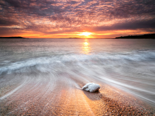 Красивый закат на пляже