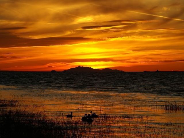 Золотой закат над озером