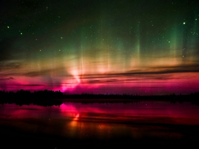 Северное сияние и красный закат