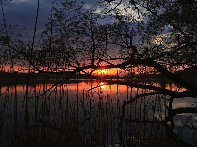 Закат на тихом озере