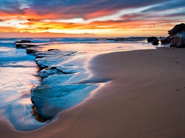 Закат на каменном пляже