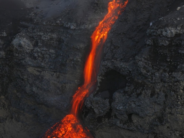 Поток лавы из вулкана