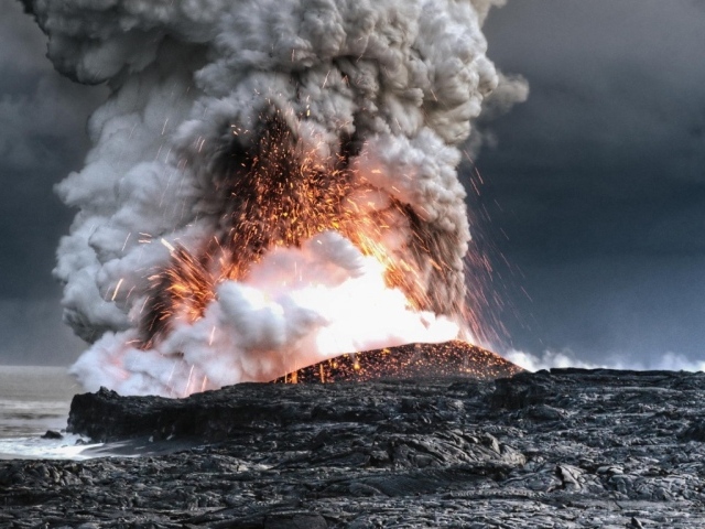 Мощное извержение вулкана