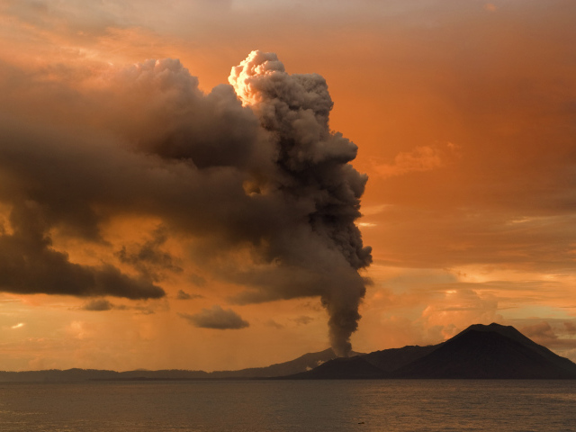 Извержение вулкана на острове