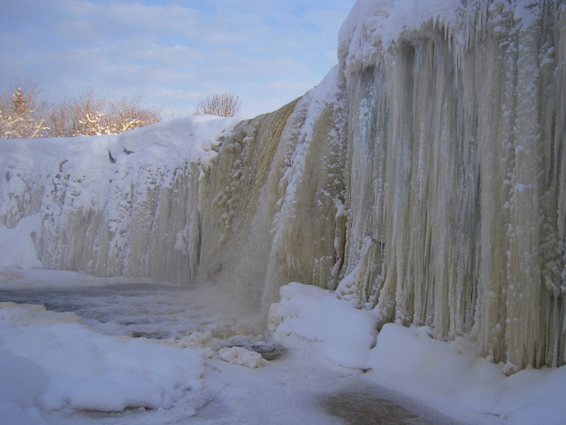 Замерзший водопад Ягала