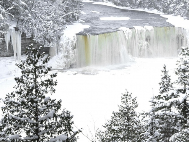 Замерзший водопад среди деревьев
