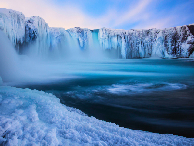 Замерзший водопад и голубая лагуна