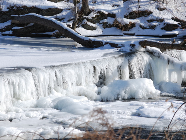 Замерзший водопад в Канаде