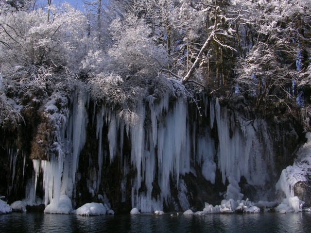 Замерзший водопад в Карелии