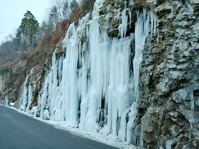 Замерзший водопад в Лихтенштейне
