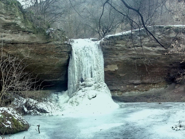 Замерзший водопад в Молдавских лесах