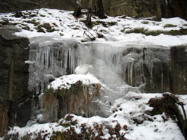 Замерзший водопад в России
