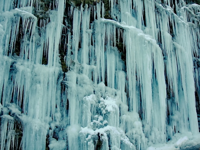 Замерзший водопад в голубых красках