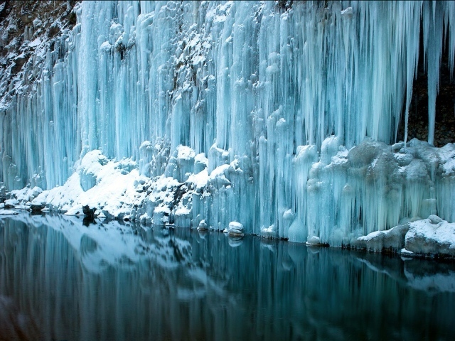 Замерзший водопад в Альпах