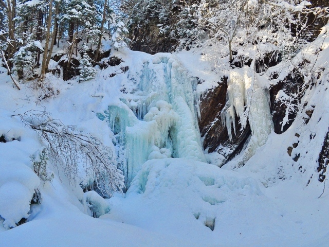 Замерзший водопад в Карпатах