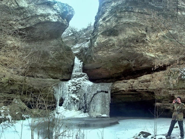 Замерзший водопад в предгорье Карпат