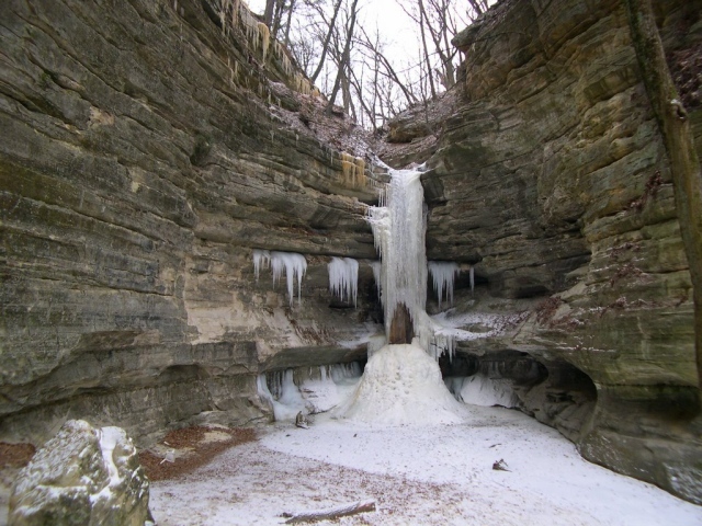 Замерзший водопад в парке